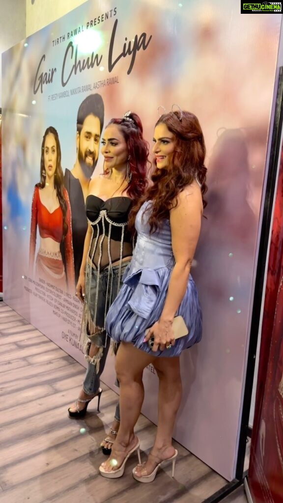 Pakhi Hegde Instagram - Heartiest congratulations to my besties, to the lovely duo @nikita_rawal @itsaastharawal for this beautiful song n also @restykamboj for wonderful playing the playboy. The song is beautifully sung by Hashmat and so well performed by the duo sisters! I just loved the concept Choreographed so meaningfully! Just loved everything about this song guys! U must must watch this song by my bestie @nikita_rawal and @itsaastharawal it’s an absolute delight and u can watch the full song on #nikkitunes on YouTube channel! It’s jus mesmerising lyrics by @oyekunal6 Heartiest congratulations to each n everyone out there ! Guys plz subscribe the channel n make beautiful reels on it 😘❤️ love u all! #spread #love