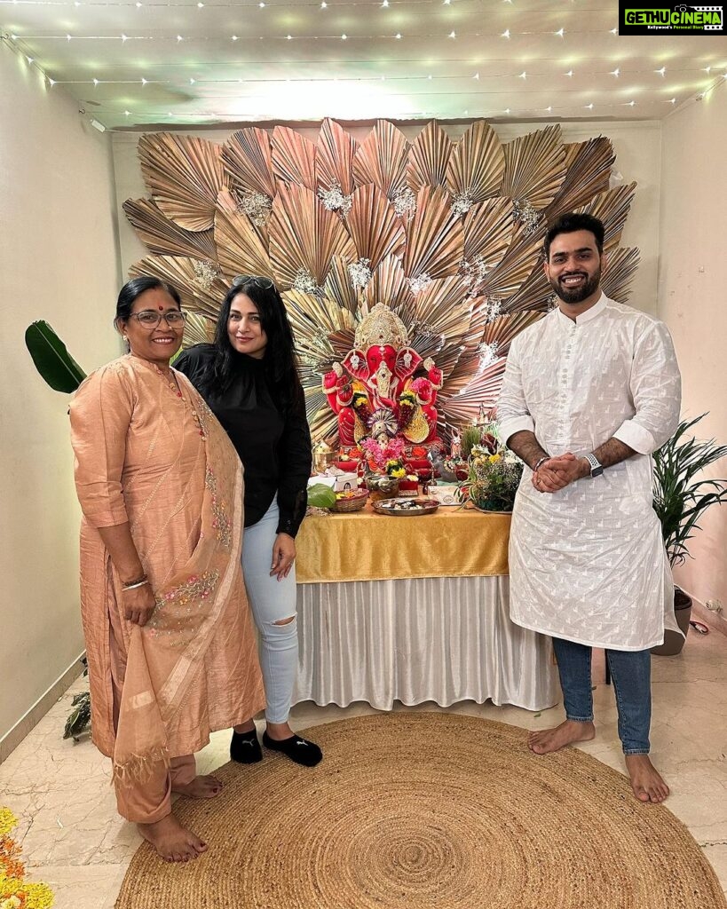 Pakhi Hegde Instagram - Such a lovely Bappa 😍❤️ with lovely souls 🙌 @karansinghprince @babitta.verma.710 #bappadarshan #love #family #friends #🙌 Mumbai, Maharashtra