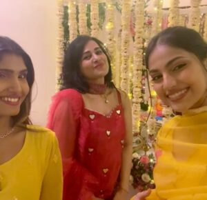 Pakhi Hegde Instagram - Happy daughters day ❤️❤️❤️❤️ 
@esha_shetty 
@aashnahegde @shlokashetty16 @khushihegde 
Feel so happy for each one of u, who’s making me so proud each passing day! Bappa has blessed me with the best daughters in the world ! What more can I ask for🙌❤️ 
Just pray for the best for u all😘 
love u all😘 #happydaughtersday 
#❤️❤️❤️❤️ 

#pakkhi #pakkhihegde #aashnahegde #khushihegde #shlokashetty #eshashetty 

Blue outfit : 

Styled : @tiara_gal @akansha.27
Outfit : @sayarishofficial @echo101pr
Assisted by : @stylebypriyankaa

Orange and pink outfit :

Styled by : @tiara_gal @akansha.27 
Assisted by : @stylebypriyankaa
Outfit - @arpitasulakshana
@stylebyriyajn
