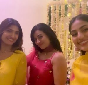 Pakhi Hegde Instagram - Happy daughters day ❤️❤️❤️❤️ 
@esha_shetty 
@aashnahegde @shlokashetty16 @khushihegde 
Feel so happy for each one of u, who’s making me so proud each passing day! Bappa has blessed me with the best daughters in the world ! What more can I ask for🙌❤️ 
Just pray for the best for u all😘 
love u all😘 #happydaughtersday 
#❤️❤️❤️❤️ 

#pakkhi #pakkhihegde #aashnahegde #khushihegde #shlokashetty #eshashetty 

Blue outfit : 

Styled : @tiara_gal @akansha.27
Outfit : @sayarishofficial @echo101pr
Assisted by : @stylebypriyankaa

Orange and pink outfit :

Styled by : @tiara_gal @akansha.27 
Assisted by : @stylebypriyankaa
Outfit - @arpitasulakshana
@stylebyriyajn