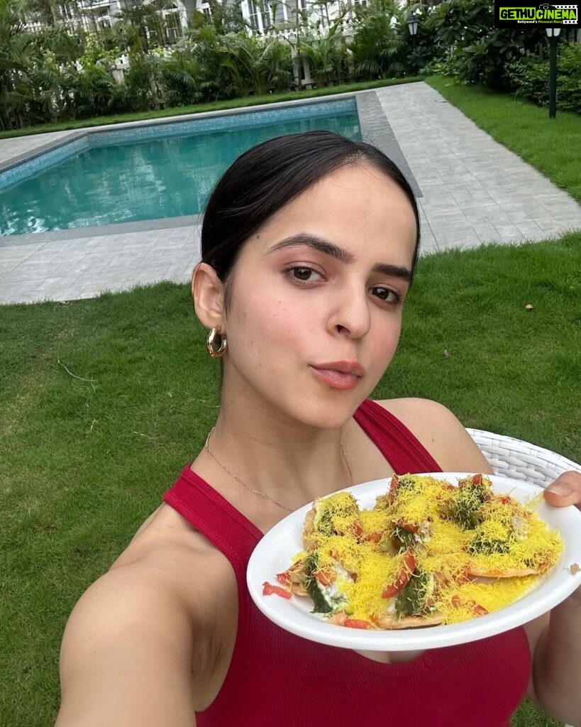 Palak Sindhwani Instagram - Every month, I try to go for a staycation with my family, Spend some time with them with nature, Rejuvenate, And This time @stayscapeofficial made it possible on a very short notice, They hosted us with so much love, From ambience to food, Everything was just perfect, Thank You so much, My mom dad had a blast!! ❤️ PS - Vlog is out on my channel, Link is in the bio! ✨ . . #postoftheday #staycation #nature #familytime #instamood #vacation #travel #explore #palaksindhwani