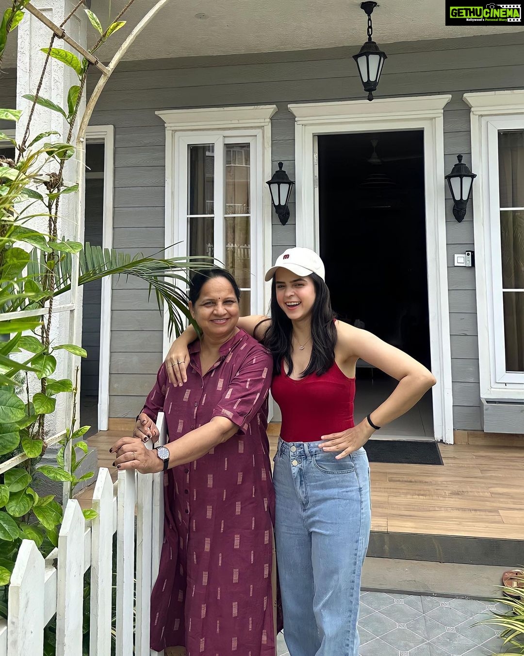 Palak Sindhwani Instagram - Every month, I try to go for a staycation with my family, Spend some time with them with nature, Rejuvenate, And This time @stayscapeofficial made it possible on a very short notice, They hosted us with so much love, From ambience to food, Everything was just perfect, Thank You so much, My mom dad had a blast!! ❤️ PS - Vlog is out on my channel, Link is in the bio! ✨ . . #postoftheday #staycation #nature #familytime #instamood #vacation #travel #explore #palaksindhwani