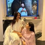 Palak Sindhwani Instagram - 3 days in Sahaj Samadhi..Indeed, deep spiritual bliss..✨ Thank you Gurudev for walking with me through this journey we call Life! ❤️ @srisriravishankar Thank you @shwetavyas1305 my angel for inspiring all of us to live with harmony and joy. 🧚🏻‍♀️ I’m so glad that I decided to do something which makes my soul happy, We do a lot of things for our body, for others, but Please take some time out to do things which makes your soul happy, Listen to that little voice in you and rest leave it upto him, He’ll lead you in the right direction! 💫 . . #artofliving #jaigurudev #peacewithin #bliss #meditation #blessed #grateful #palaksindhwani