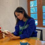 Palak Sindhwani Instagram - Journey from being candid to refusing to get clicked to actually posing for one, Haha! 🙈🦋😌 . . Sweatshirt - @hm Bag - @urbanic_in . . #postoftheday #goodmorning #coffee #goodvibes #traveldiaries #travelgram #travelguide #fyp #leh #morningcoffee #palaksindhwani Mettacafeleh