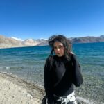 Palak Sindhwani Instagram - I get so lost in where I want to go, I forget that the place I’m in is already quite magical.🤍🦋✨ PS - It was -2 degree and was still trying to hold the pose! 😅 . . Top - @hm Pants - @urbanic_in Bag - @accessorizeindiaofficial Boots - @zara . . #postoftheday #travel #travelgram #leh #lehladakh #pangonglake #nature #traveler #fyp #explorer #palaksindhwani Pangong Lake