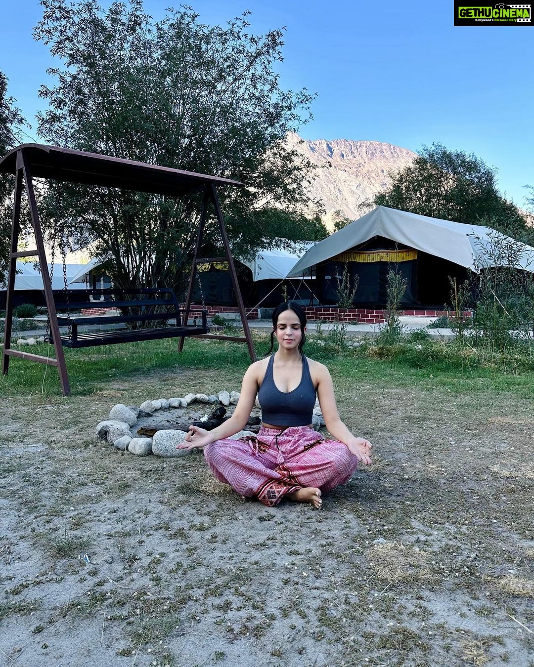Palak Sindhwani Instagram - Mountains, Fresh air, Greenery, Sand and Inner Peace..🤍✨ #internationalyogaday 🧘♀️ Nubra Valley