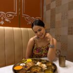 Palak Sindhwani Instagram - Time spent with family is worth every second. ❤️ Thank you @maharajabhogmumbai @teamashishmaheshwari For the wonderful experience. ✨ PS - Last picture is when I was waiting for the food to arrive😝 . . #postoftheday #familytime #goodvibes #memories #fyp #palaksindhwani