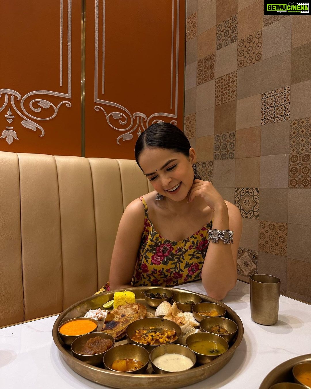 Palak Sindhwani Instagram - Time spent with family is worth every second. ❤️ Thank you @maharajabhogmumbai @teamashishmaheshwari For the wonderful experience. ✨ PS - Last picture is when I was waiting for the food to arrive😝 . . #postoftheday #familytime #goodvibes #memories #fyp #palaksindhwani