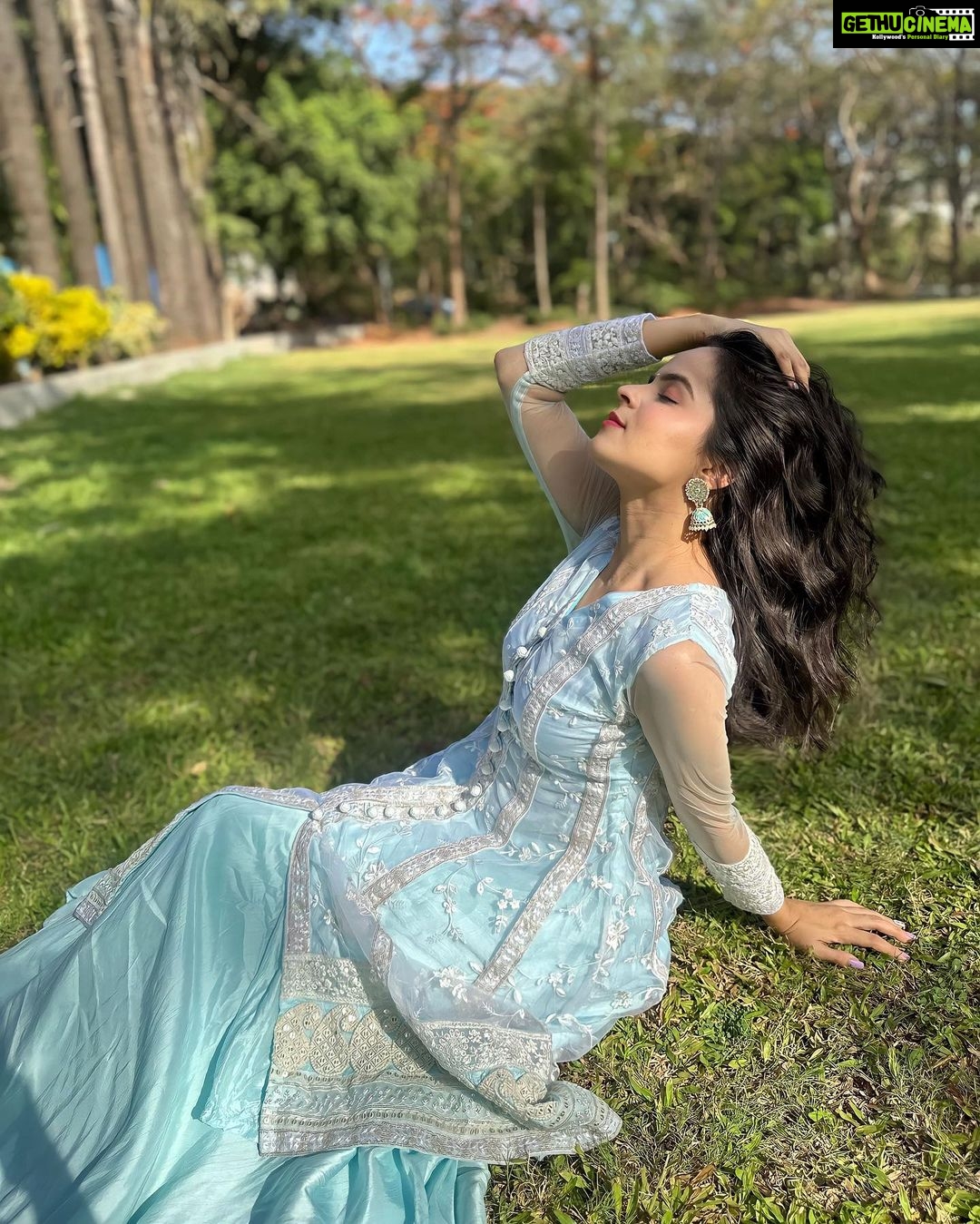 Palak Sindhwani Instagram - जो भी है सब मेरा तेरे हवाले कर दिया..🦋✨😇 . . Captured by - @singh_nandu11 . . #postoftheday #goodvibes #instamood #nature #instagood #ootd #traditional #fyp