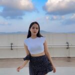 Palak Sindhwani Instagram - शिकारी ख़ुद यहाँ शिकार हो गया । 👯‍♀️🤫 . . #retro #sundayvibes #dancereels #trendingreels #retrodance #fyp #explore