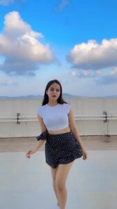 Palak Sindhwani Instagram - शिकारी ख़ुद यहाँ शिकार हो गया । 👯♀️🤫
.
.
#retro #sundayvibes #dancereels #trendingreels #retrodance #fyp #explore