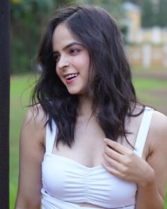 Palak Sindhwani Instagram - everything, in time..🕊️ . . Wearing - @urbanic_in HMU - 🙋‍♀️ . . #portraits #mood #ootd #instamood #instadaily #fyp
