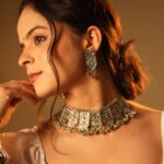 Palak Sindhwani Instagram - Aur yaha mai apna face fat chipate hue..😌 . . #postoftheday #instamood #instagood #saree #sareelove #ethnicwear #indianwear #ootd