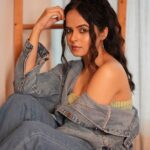 Palak Sindhwani Instagram - His timing, not mine. 🤍💫🧚🏻‍♀️ . . Clicked by - @ketangadkar HMU - 🙋‍♀️ . . #postoftheday #faith #goodvibes #bliss #happiness #fyp #ootd #denim #casuals #palaksindhwani #blessed