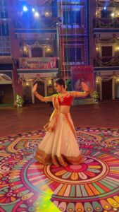 Palak Sindhwani Instagram - From marking my steps to actually performing on stage, It all happened in just a span of 5 hours, Haha!! 🫣
I hope I did justice with it and you all enjoyed my performance last night! ❤️
Thank you @amarsakharkar @taarakmehtakaooltahchashmahnfp for the opportunity. ✨
.
.
#bts #transitionreels #trendingreels #performance #dancereels #tmkoc #palaksindhwani