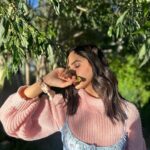 Palak Sindhwani Instagram - ‘Cause I’m in a field of dandelions..🌼💗🌈 . . Wearing - @urbanic_in Boots - @luluandskyofficial . . #nature #naturelover #peace #sunkissed #fyp #ootd #instamood #palaksindhwani #travel #traveldiaries #ladakh Bon Appetit