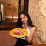 Palak Sindhwani Instagram - A vlog but in pictures..😌🤍📸 Thank you @bayroutedining @rainmakerconsults for hosting us with so much love! ✨ . . #postoftheday #goodvibes #goodfood #dining #instadaily #instamood #ootd #fyp #palaksindhwani