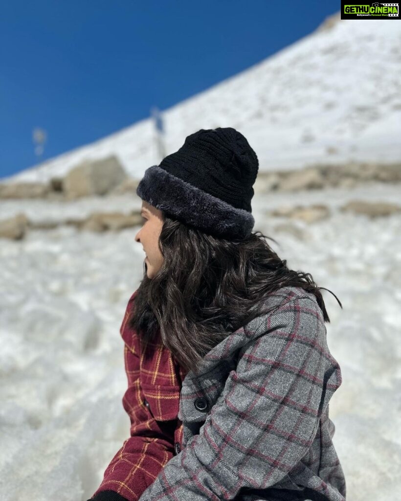 Palak Sindhwani Instagram - It was love at frost sight..☃️🏔️❄️ . . #postoftheday #snow #snowing #leh #lehladakh #fyp #ootd #travel #travelgram #instatravel #explore #exploreindia #palaksindhwani Heaven :)