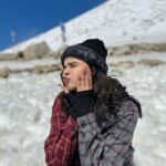 Palak Sindhwani Instagram - It was love at frost sight..☃️🏔️❄️ . . #postoftheday #snow #snowing #leh #lehladakh #fyp #ootd #travel #travelgram #instatravel #explore #exploreindia #palaksindhwani Heaven :)