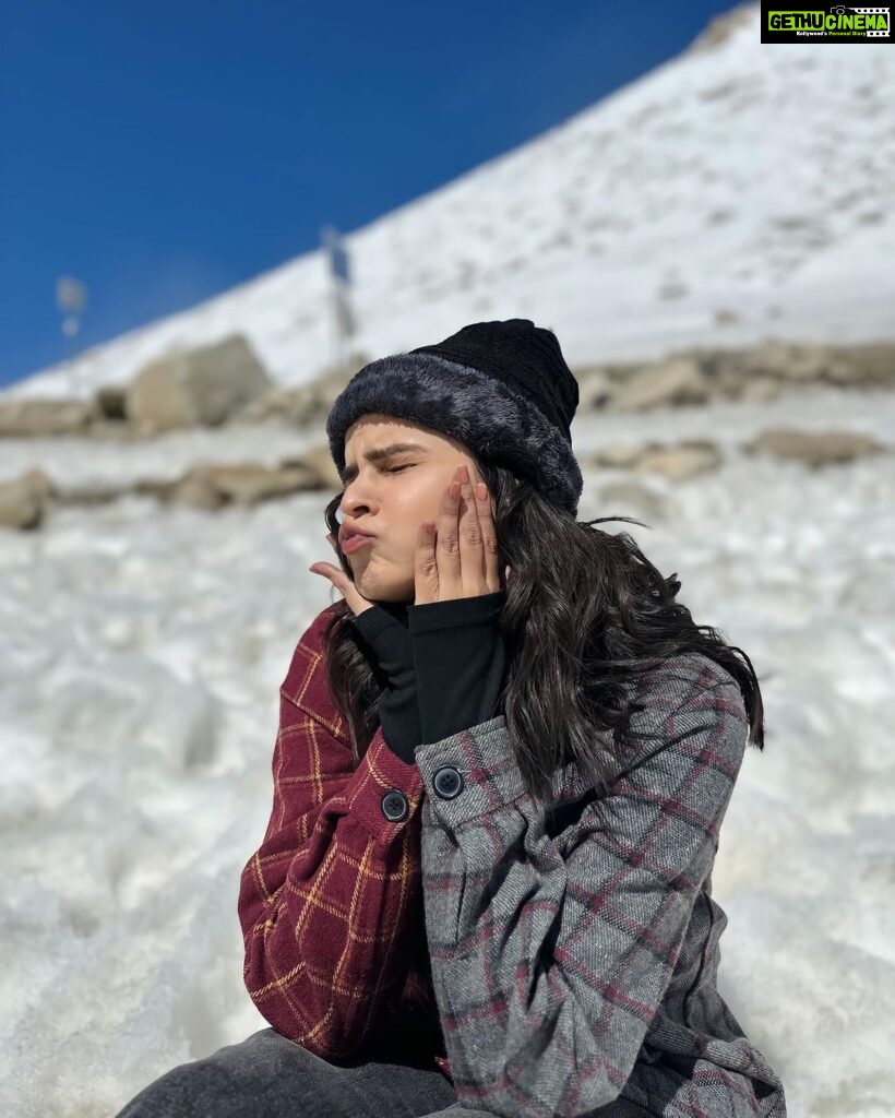 Palak Sindhwani Instagram - It was love at frost sight..☃️🏔️❄️ . . #postoftheday #snow #snowing #leh #lehladakh #fyp #ootd #travel #travelgram #instatravel #explore #exploreindia #palaksindhwani Heaven :)