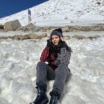 Palak Sindhwani Instagram - It was love at frost sight..☃️🏔️❄️ . . #postoftheday #snow #snowing #leh #lehladakh #fyp #ootd #travel #travelgram #instatravel #explore #exploreindia #palaksindhwani Heaven :)