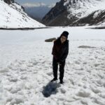 Palak Sindhwani Instagram - It was love at frost sight..☃️🏔️❄️ . . #postoftheday #snow #snowing #leh #lehladakh #fyp #ootd #travel #travelgram #instatravel #explore #exploreindia #palaksindhwani Heaven :)