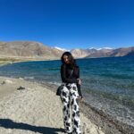 Palak Sindhwani Instagram - I get so lost in where I want to go, I forget that the place I’m in is already quite magical.🤍🦋✨ PS - It was -2 degree and was still trying to hold the pose! 😅 . . Top - @hm Pants - @urbanic_in Bag - @accessorizeindiaofficial Boots - @zara . . #postoftheday #travel #travelgram #leh #lehladakh #pangonglake #nature #traveler #fyp #explorer #palaksindhwani Pangong Lake