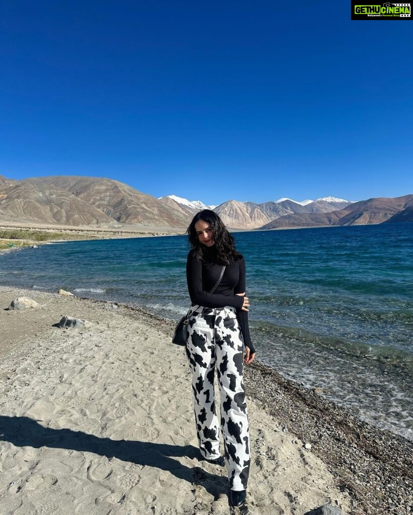 Palak Sindhwani Instagram - I get so lost in where I want to go, I forget that the place I’m in is already quite magical.🤍🦋✨ PS - It was -2 degree and was still trying to hold the pose! 😅 . . Top - @hm Pants - @urbanic_in Bag - @accessorizeindiaofficial Boots - @zara . . #postoftheday #travel #travelgram #leh #lehladakh #pangonglake #nature #traveler #fyp #explorer #palaksindhwani Pangong Lake
