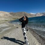 Palak Sindhwani Instagram - I get so lost in where I want to go, I forget that the place I’m in is already quite magical.🤍🦋✨ PS - It was -2 degree and was still trying to hold the pose! 😅 . . Top - @hm Pants - @urbanic_in Bag - @accessorizeindiaofficial Boots - @zara . . #postoftheday #travel #travelgram #leh #lehladakh #pangonglake #nature #traveler #fyp #explorer #palaksindhwani Pangong Lake