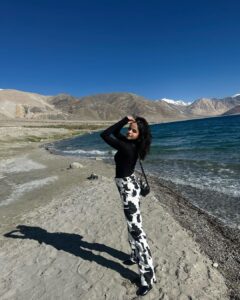 Palak Sindhwani Instagram - I get so lost in where I want to go, I forget that the place I’m in is already quite magical.🤍🦋✨ PS - It was -2 degree and was still trying to hold the pose! 😅 . . Top - @hm Pants - @urbanic_in Bag - @accessorizeindiaofficial Boots - @zara . . #postoftheday #travel #travelgram #leh #lehladakh #pangonglake #nature #traveler #fyp #explorer #palaksindhwani Pangong Lake