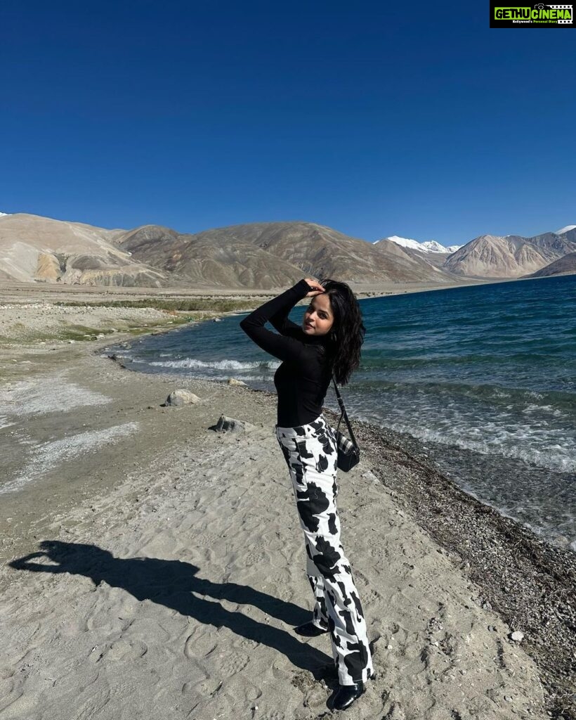 Palak Sindhwani Instagram - I get so lost in where I want to go, I forget that the place I’m in is already quite magical.🤍🦋✨ PS - It was -2 degree and was still trying to hold the pose! 😅 . . Top - @hm Pants - @urbanic_in Bag - @accessorizeindiaofficial Boots - @zara . . #postoftheday #travel #travelgram #leh #lehladakh #pangonglake #nature #traveler #fyp #explorer #palaksindhwani Pangong Lake
