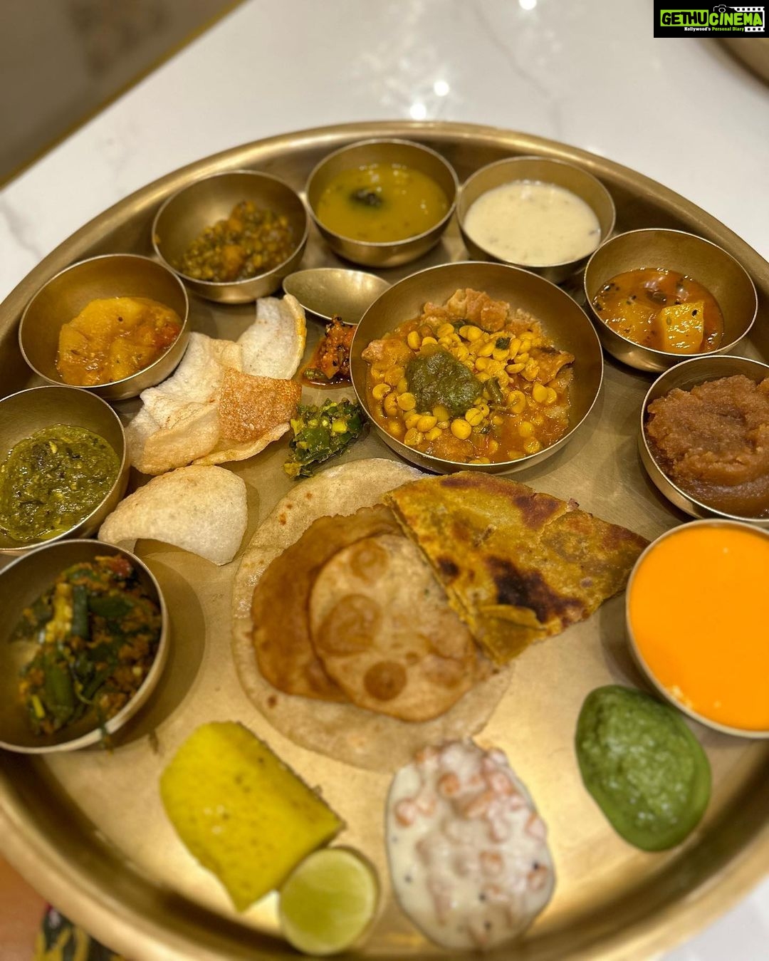 Palak Sindhwani Instagram - Time spent with family is worth every second. ❤️ Thank you @maharajabhogmumbai @teamashishmaheshwari For the wonderful experience. ✨ PS - Last picture is when I was waiting for the food to arrive😝 . . #postoftheday #familytime #goodvibes #memories #fyp #palaksindhwani