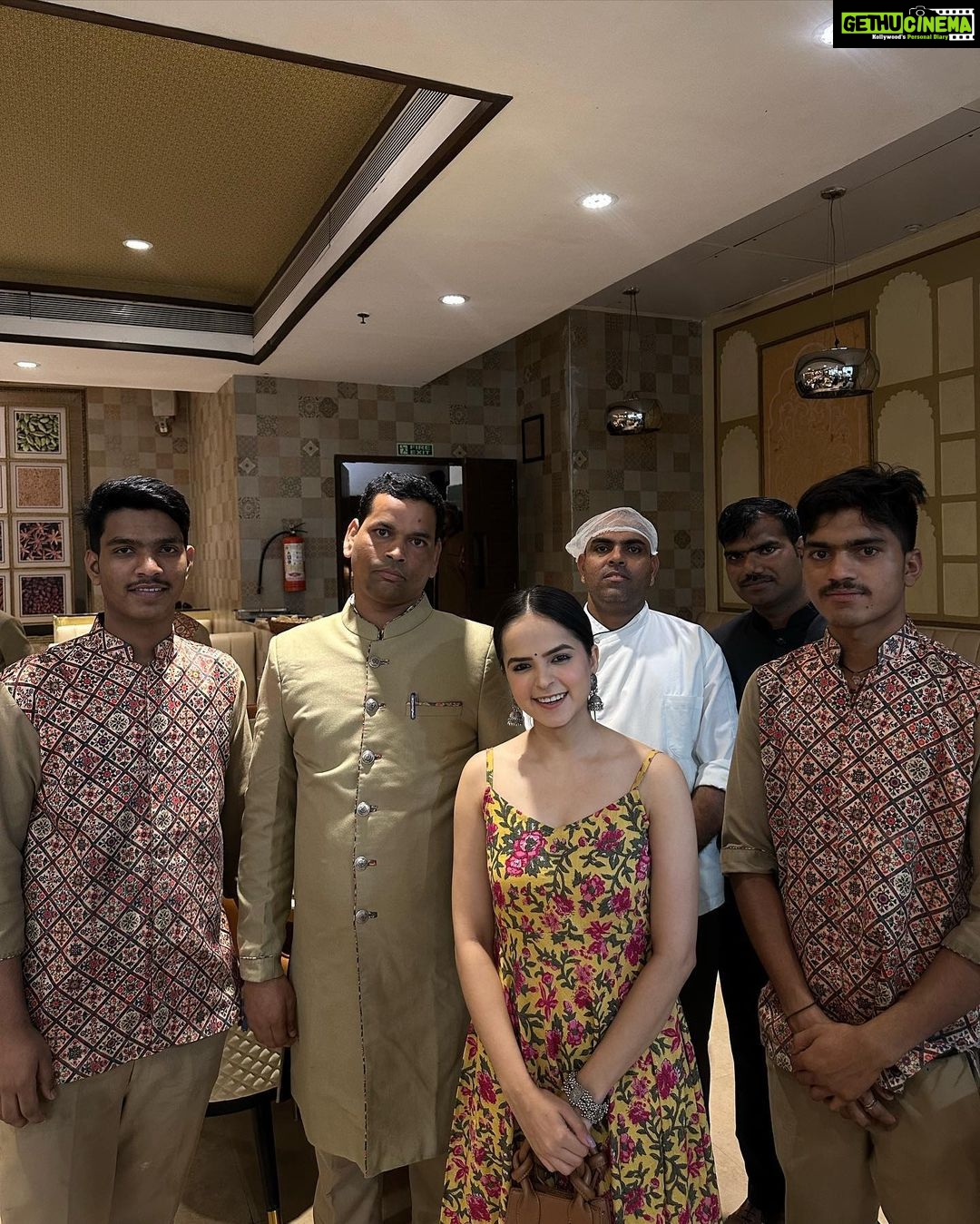 Palak Sindhwani Instagram - Time spent with family is worth every second. ❤️ Thank you @maharajabhogmumbai @teamashishmaheshwari For the wonderful experience. ✨ PS - Last picture is when I was waiting for the food to arrive😝 . . #postoftheday #familytime #goodvibes #memories #fyp #palaksindhwani