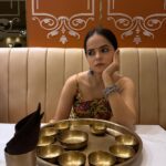 Palak Sindhwani Instagram - Time spent with family is worth every second. ❤️ Thank you @maharajabhogmumbai @teamashishmaheshwari For the wonderful experience. ✨ PS - Last picture is when I was waiting for the food to arrive😝 . . #postoftheday #familytime #goodvibes #memories #fyp #palaksindhwani