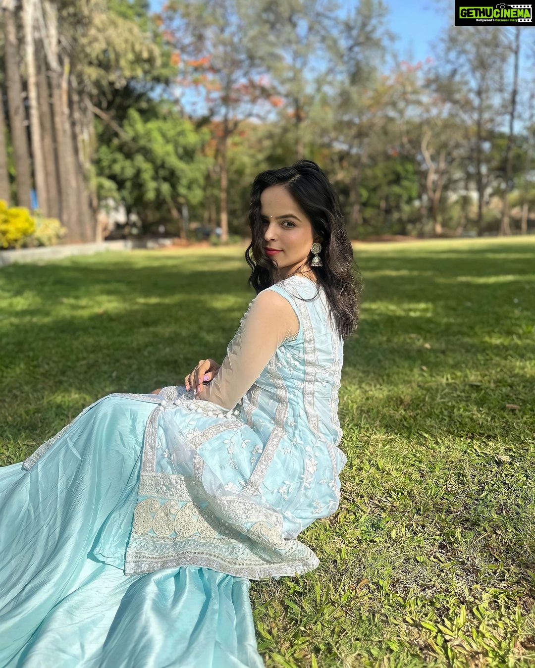 Palak Sindhwani Instagram - जो भी है सब मेरा तेरे हवाले कर दिया..🦋✨😇 . . Captured by - @singh_nandu11 . . #postoftheday #goodvibes #instamood #nature #instagood #ootd #traditional #fyp