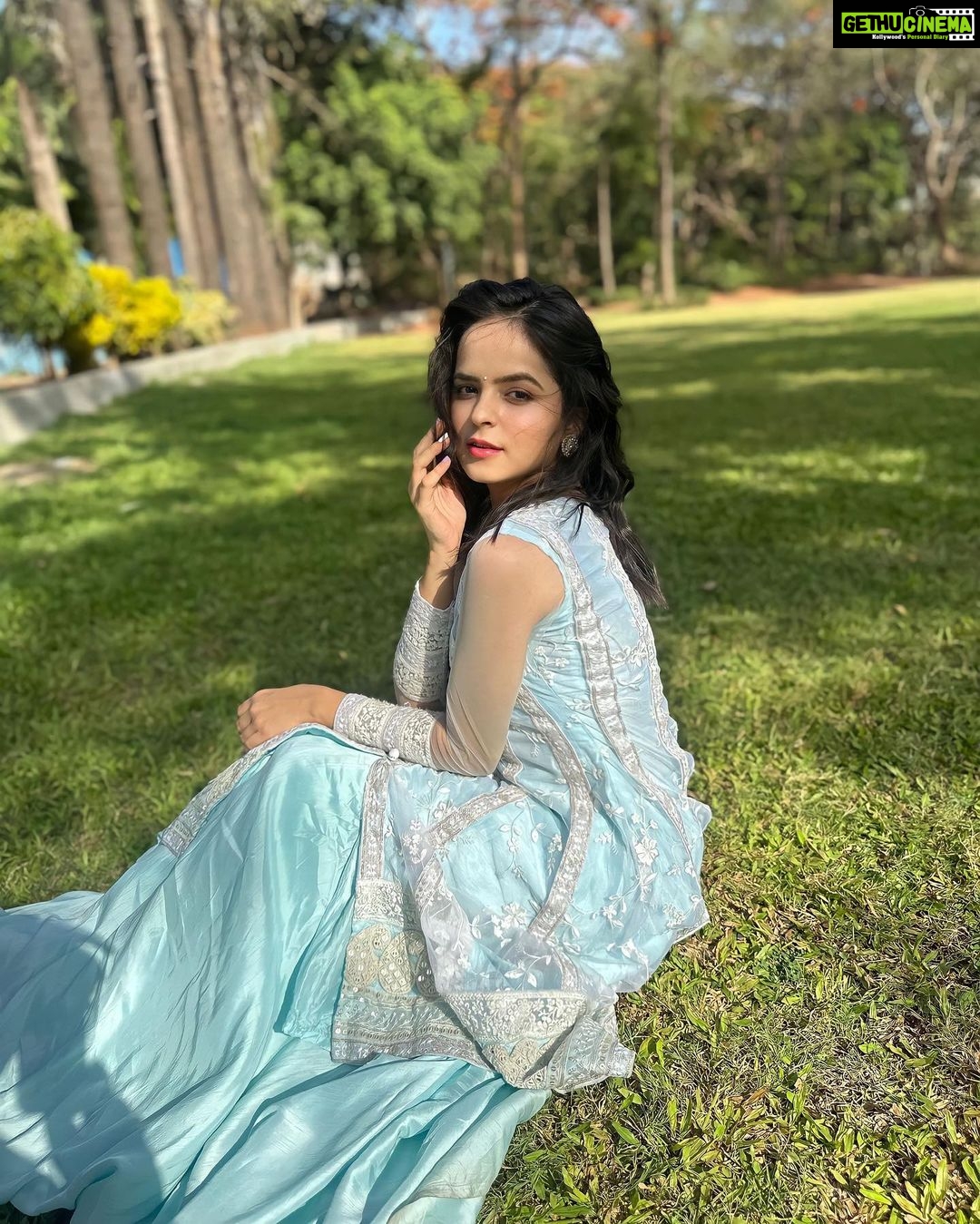 Palak Sindhwani Instagram - जो भी है सब मेरा तेरे हवाले कर दिया..🦋✨😇 . . Captured by - @singh_nandu11 . . #postoftheday #goodvibes #instamood #nature #instagood #ootd #traditional #fyp