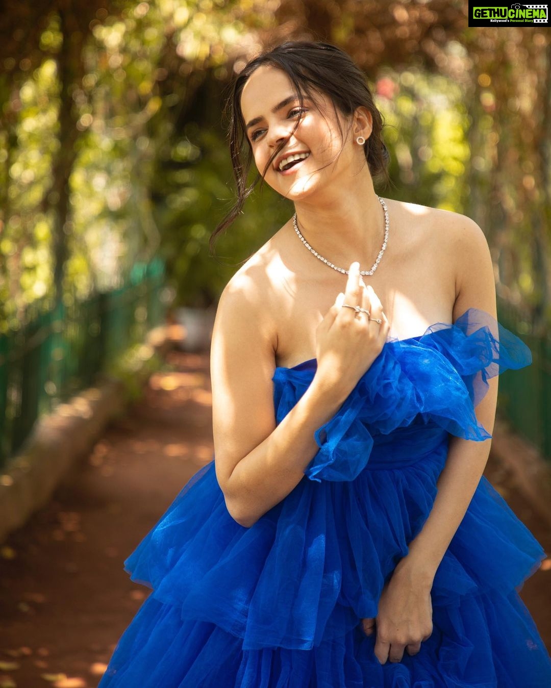 Palak Sindhwani Instagram - Hello June, Please be magical! π¦β¨ . . Styled by - @styleitupbyaashna Captured by - @artographybysagar Outfit - @purvisethiacouture HMU - @shine_and_shadow_ . . #june #newmonth #magic #positivevibes #fyp #outdoorshoot