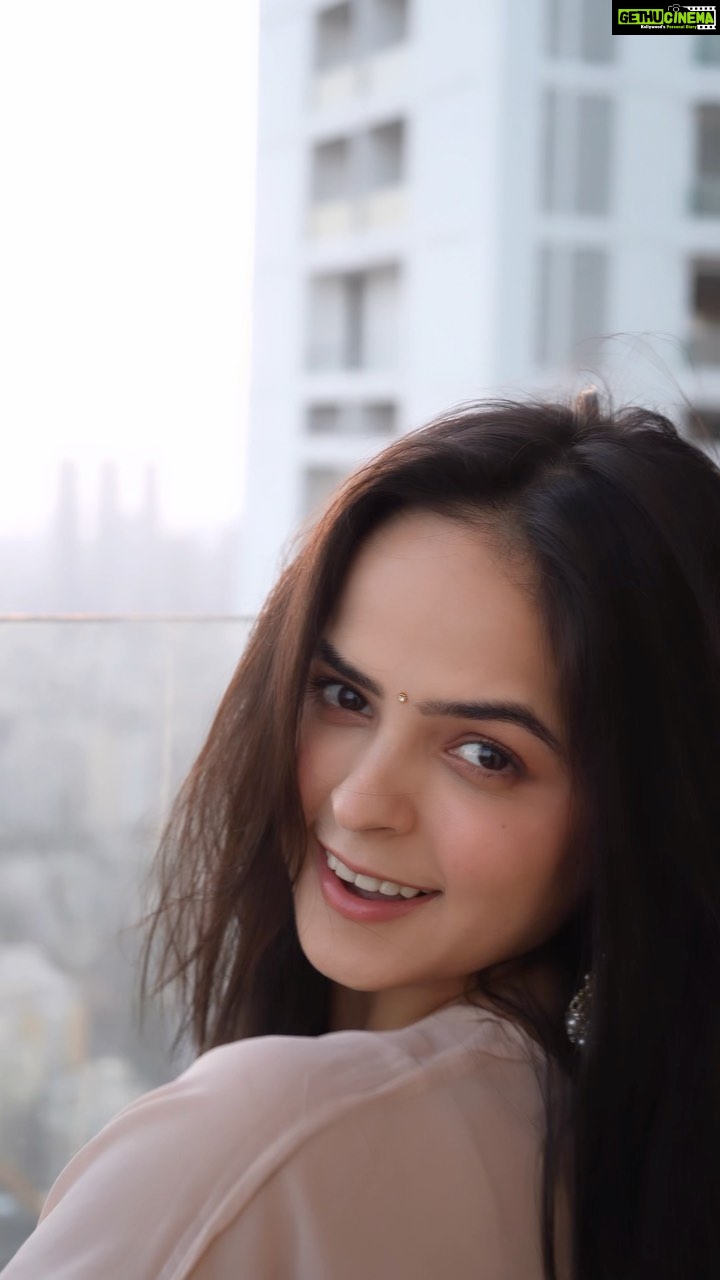 Palak Sindhwani Instagram - Made a reel out of my love for ‘oye-hoye ke’ ‘aaye-haaye ke’ in this song! 🫣😍👯 . . Jewellery - @teejhindia Shot by - @harshit_sid . . #reeloftheday #trendingreels #juttimeri #punjabireels #fyp #sunset #beautyshot #filmy