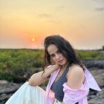 Palak Sindhwani Instagram - A Day at the Beach! 🧜‍♀️🌊🌅 Lately, Taking one day at a time, relaxing more, worrying less, living in the present, Spending more time with myself, Taking breaks in between work, from skincare to cooking to dancing like a crazy maniac, Doing anything and everything which makes my soul happy and I must tell you it feels good to be back home to myself! 🌸 . . Wearing - @urbanic_in Boots - @hm . . #sunset #beach #beachday #goodvibes #happyday #fyp #instamood #palaksindhwani