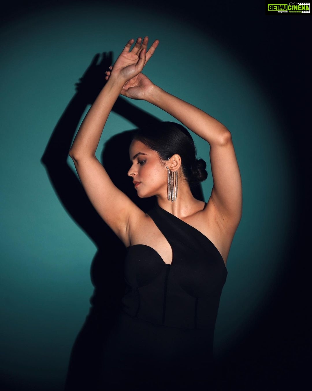 Palak Sindhwani Instagram - One for the grid! 🖤 PS - Birthday content will be dropping soon, Stay tuned! ✨ . . Shot by - @ghosh.01 HMU - @shine_and_shadow_ Outfit - @urbanic_in Studio - @photoadda999 . . #postoftheday #instamood #ootd #blackoutfit #instamood #explore #fyp #palaksindhwani
