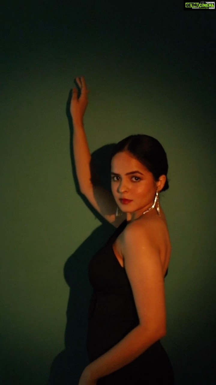 Palak Sindhwani Instagram - Turning 25 and How! đ¤â¨ . . Shot by - @ghosh.01 HMU - @shine_and_shadow_ Outfit - @urbanic_in Studio - @photoadda999 . . #birthday #reeloftheday #ootd #black #explore #fyp #slomo #palaksindhwani #blackdress #blessed