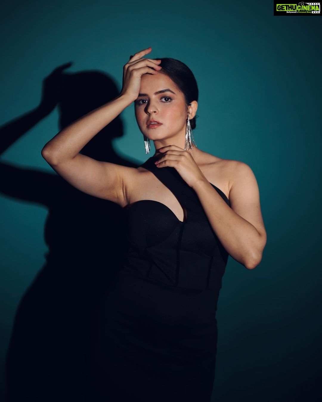 Palak Sindhwani Instagram - But let me fall madly for me first..🖤✨ . . Shot by - @ghosh.01 HMU - @shine_and_shadow_ Outfit - @urbanic_in Studio - @photoadda999 . . #birthdayweek #instafashion #ootd #black #explore #palaksindhwani #fyp #blessed