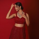 Palak Sindhwani Instagram - के रंग लगेया इश्क दा..❤️✨ . . Shot by - @ghosh.01 Retouched by - @artographybysagar HMU - @shine_and_shadow_ Styled by - @yash__shah1612 Lehenga - @kalighataindia Jwellery - @agsjewellery x @rimadidthat Studio - @photoadda999 . . #postoftheday #ethnicwear #redlehenga #weddingvibes #ootd #traditionalwear #explore #palaksindhwani