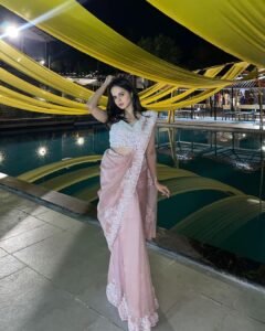 Palak Sindhwani Instagram - मेरे दिल के लिफ़ाफ़े में तेरा ख़त है जानिया..💌
.
.
Styled by - @stylebyniti 
Saree - @emiraasbyindrani 
Earrings - @rimadidthat x @shagnaofficial 
.
.
#postoftheday #wedding #ethnicwear #saree #explore #fyp #indianwear #instamood #palaksindhwani #sangeet