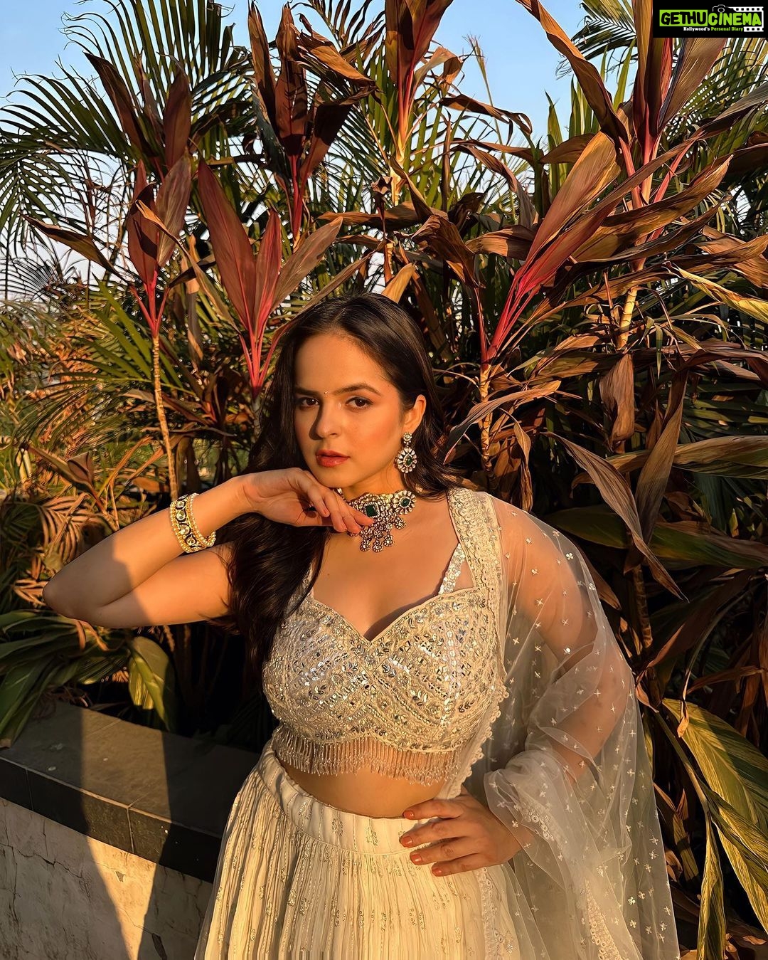 Palak Sindhwani Instagram - हंस वाला सफ़ेद..🦢💕 . . Styled by - @style_by_aniq Outfit : @amrutsurat Jewellery : @amrutjewels HMU - @ayeshamakeovers_ . . #postoftheday #ootd #instamood #ethnicwear #white #traditional #wedding #explore #palaksindhwani