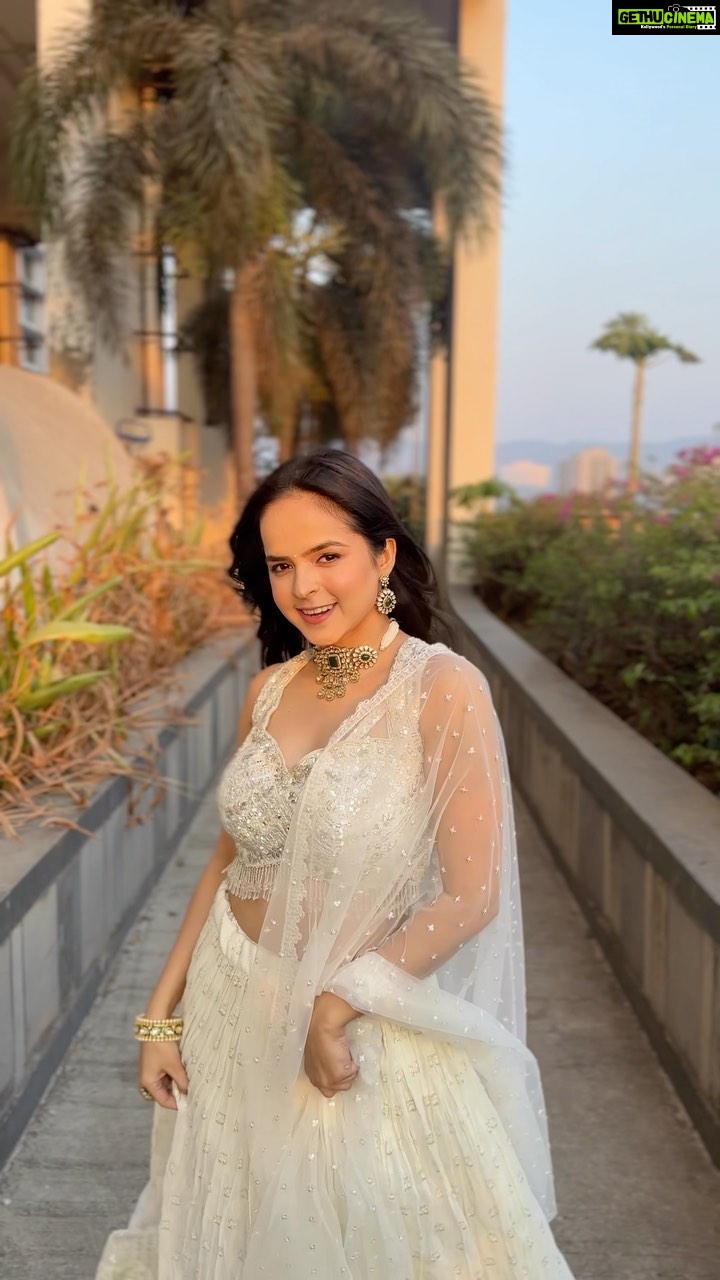 Palak Sindhwani Instagram - आंखों की गुस्ताखियां माफ़ हो..🕊️💫 . . Styled by - @style_by_aniq Outfit : @amrutsurat Jewellery : @amrutjewels HMU - @ayeshamakeovers_ . . #reelsinstagram #reelitfeelit #explore #fyp #ethnicwear #traditional #slomo #white #lehenga #wedding #palaksindhwani