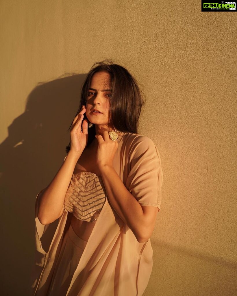 Palak Sindhwani Instagram - You radiate what rests in you..🌻 . . Outfit - @lavanyathelabel Jewellery- @teejhindia Captured by - @harshit_sid . . #postoftheday #sunkissed #instamood #love #fyp #sunset #palaksindhwani #nofilter