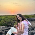 Palak Sindhwani Instagram - A Day at the Beach! 🧜‍♀️🌊🌅 Lately, Taking one day at a time, relaxing more, worrying less, living in the present, Spending more time with myself, Taking breaks in between work, from skincare to cooking to dancing like a crazy maniac, Doing anything and everything which makes my soul happy and I must tell you it feels good to be back home to myself! 🌸 . . Wearing - @urbanic_in Boots - @hm . . #sunset #beach #beachday #goodvibes #happyday #fyp #instamood #palaksindhwani