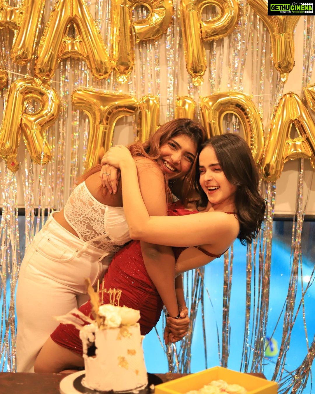 Palak Sindhwani Instagram - A night filled with love, laughter and fun! 🧚🏻♀️🥳 Thank you to each one of you for being there in your own beautiful way, Loved every single edit you guys made for me, the decoration my friends did, your precious time and energy, I appreciate all your efforts, Thank you so much, You all made my day so special!❤️✨😘 . . Location Courtesy - @stayscapeofficial PC - @the_pixeleyes Cake - @lucibellos_caffe HMU - @shine_and_shadow_ . . #birthdaypost #instamood #birthday #birthdaygirl #birthdaywishes #birthdaycake #explore #palaksindhwani
