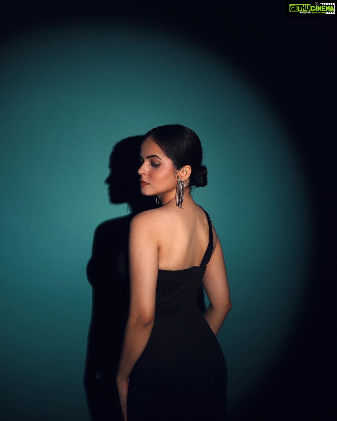 Palak Sindhwani Instagram - One for the grid! 🖤 PS - Birthday content will be dropping soon, Stay tuned! ✨ . . Shot by - @ghosh.01 HMU - @shine_and_shadow_ Outfit - @urbanic_in Studio - @photoadda999 . . #postoftheday #instamood #ootd #blackoutfit #instamood #explore #fyp #palaksindhwani